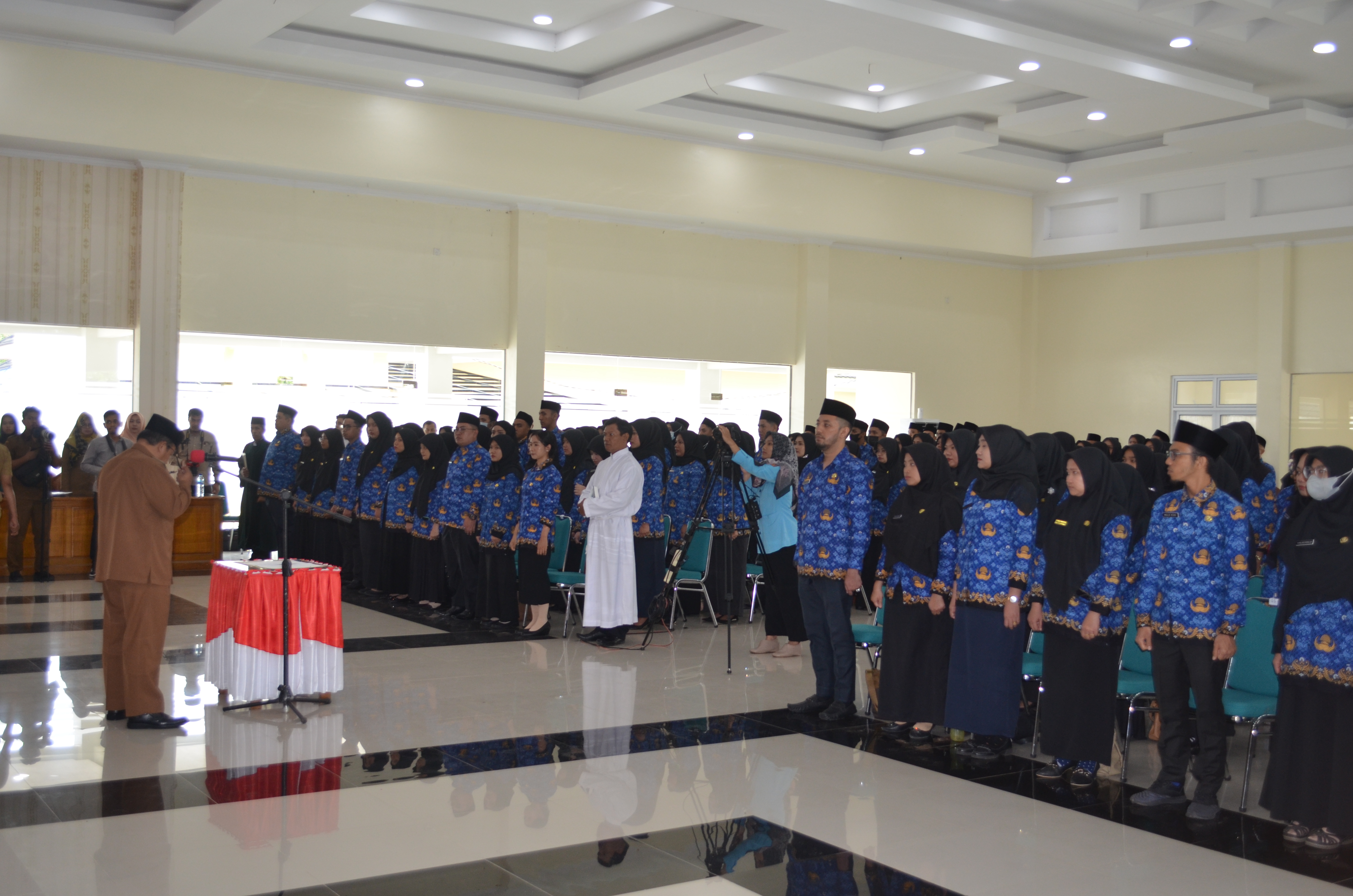 PENYERAHAN KEPUTUSAN BUPATI AGAM TENTANG PENGANGKATAN PNS, PELANTIKAN JABATAN FUNGSIONAL SERTA PENYERAHAN KEPUTUSAN PENGANGKATAN CPNS DARI LULUSAN STTD